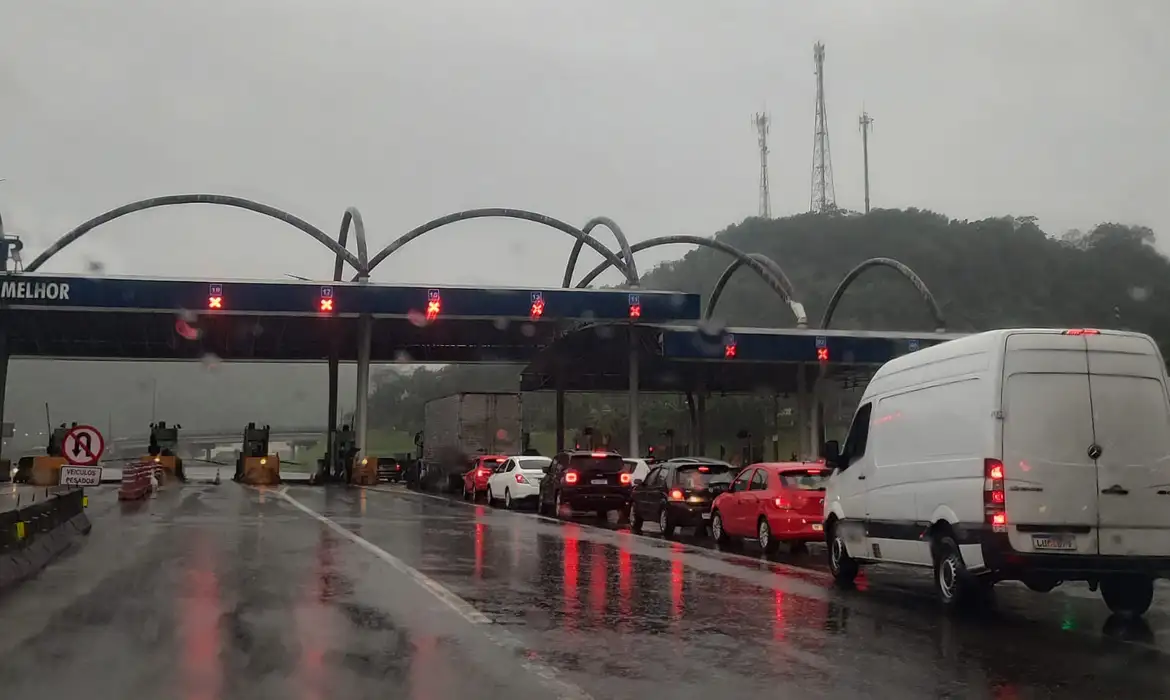 Chuvas intensas interditam subidas para Petrópolis e Teresópolis