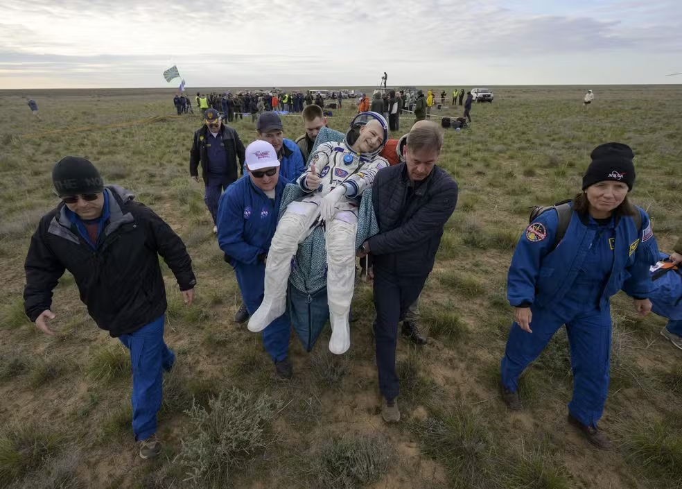 Astronauta mais velho da ativa celebra 70 anos retornando de missão de 7 meses no espaço