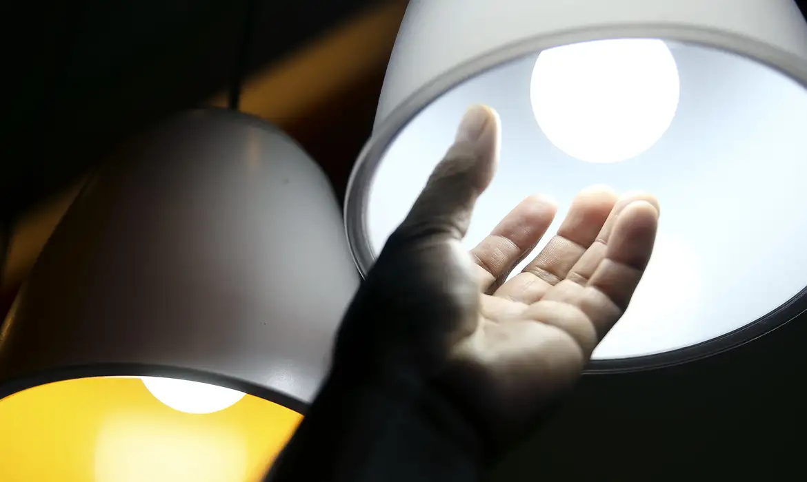 Conta de luz ficará mais cara em maio com retorno da bandeira amarela