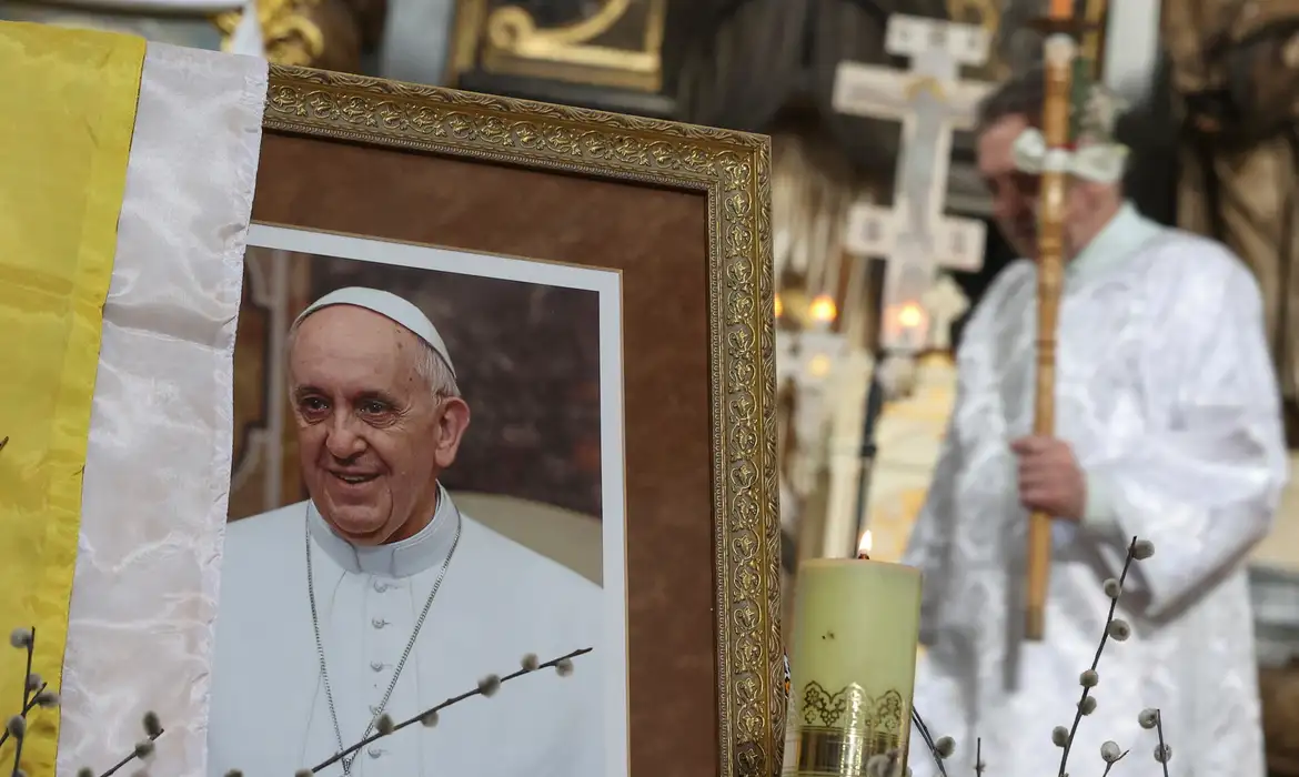 Papa Francisco se despede com gesto de adeus antes de morrer, afirma Vaticano