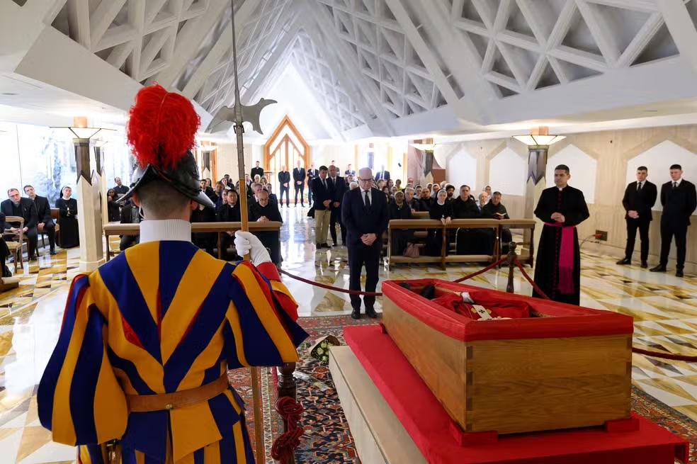 Funcionários do Vaticano iniciam despedidas ao papa Francisco em cerimônia íntima na Casa Santa Marta