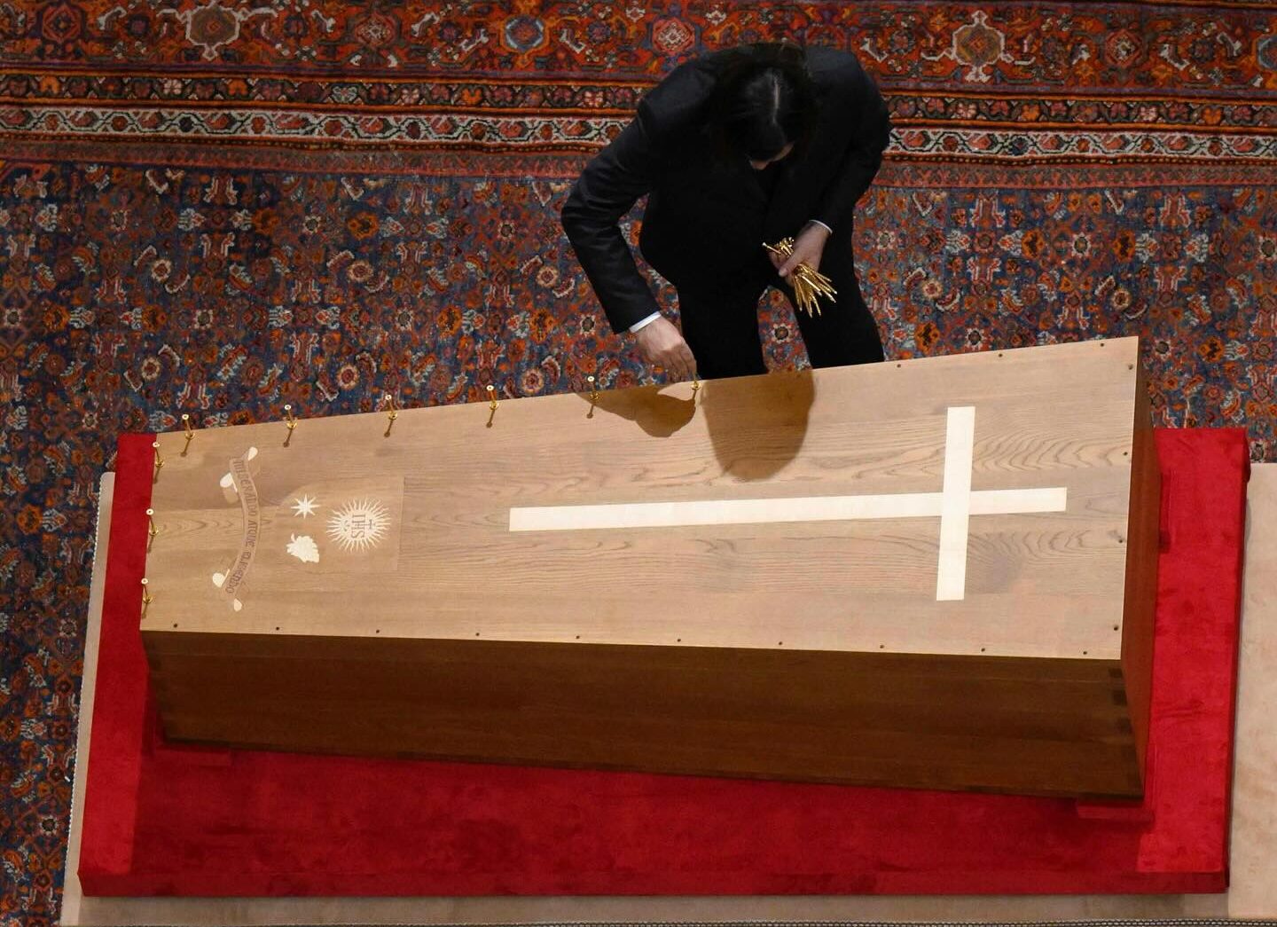 Fechamento do caixão de Papa Francisco é realizado no Vaticano