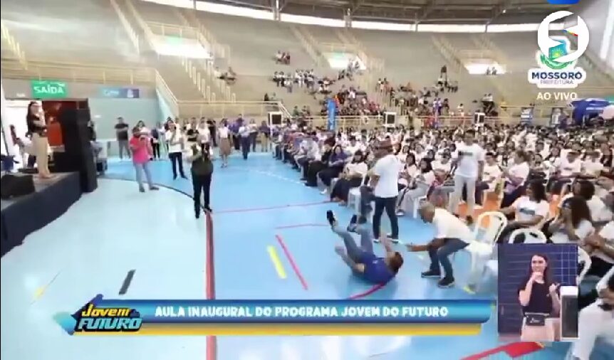 Vice-prefeito de Mossoró sofre queda durante evento oficial e momento repercute nas redes