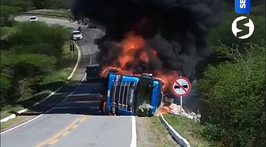 Carreta tomba e pega fogo na BR-427 em Caicó; motorista foi hospitalizado com escoriações