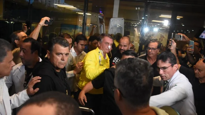 Bolsonaro deixa hospital em Natal e é transferido para Brasília em avião UTI