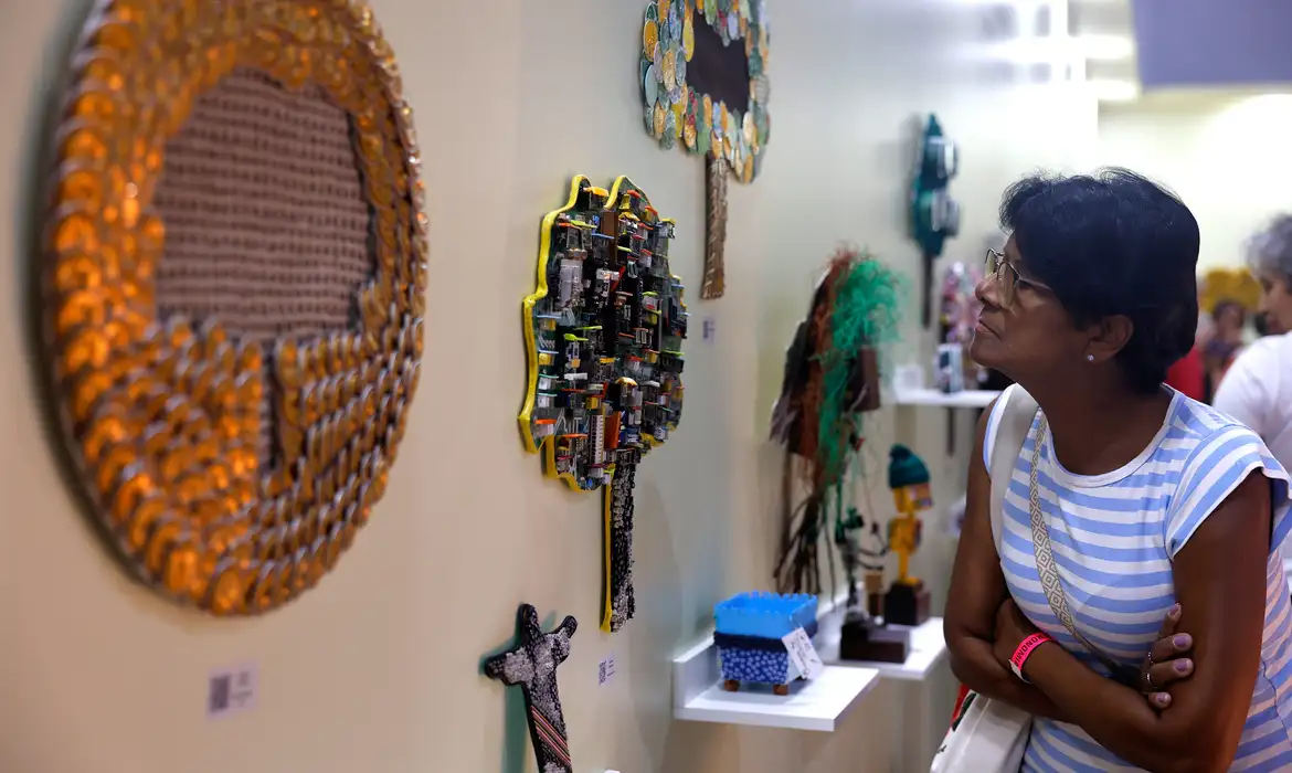 Feira no RJ destaca força do artesanato diante da inteligência artificial