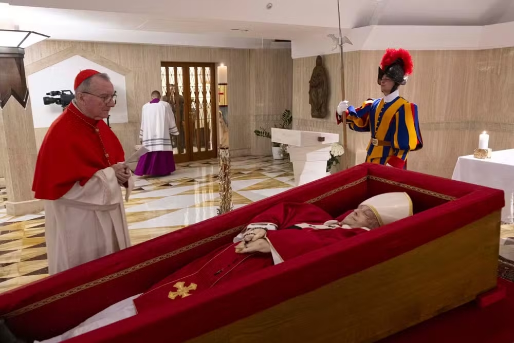 Entenda o significado das vestes, do terço e da Guarda Suíça ao lado do corpo de papa Francisco