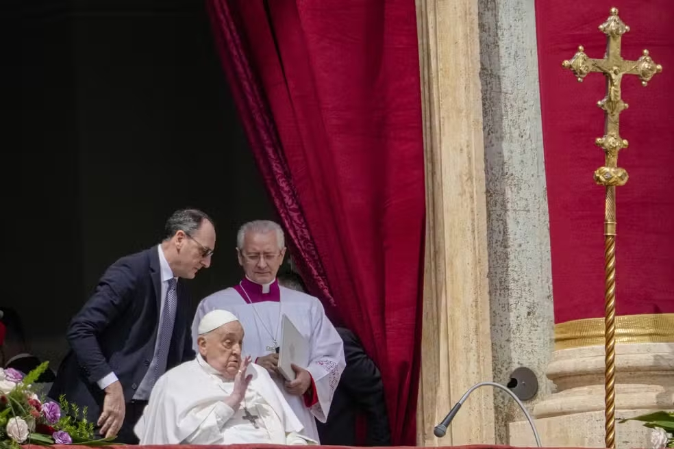 Papa Francisco reaparece no Domingo de Páscoa e emociona fiéis com bênção na Praça São Pedro