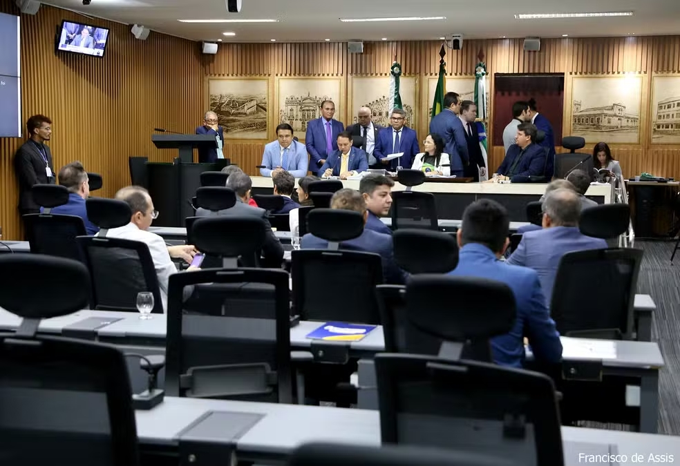 Após tumulto e protestos, Câmara de Natal aprova título de cidadão para Jair Bolsonaro