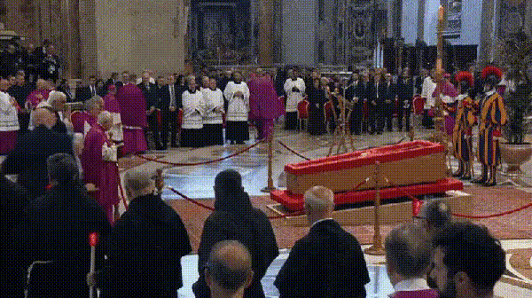Freira quebra protocolo em despedida ao Papa Francisco e emociona o mundo Freira quebra protocolo em despedida ao Papa Francisco e emociona o mundo