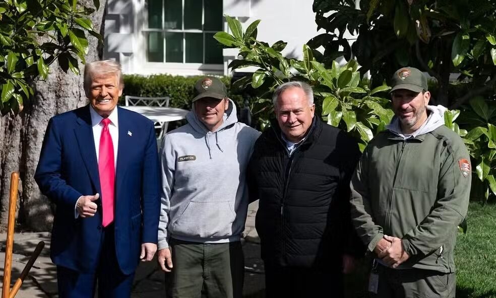Trump planta árvore de ‘Maganólia’ na Casa Branca, e internet nota presidente pisando em tapete de grama sintética