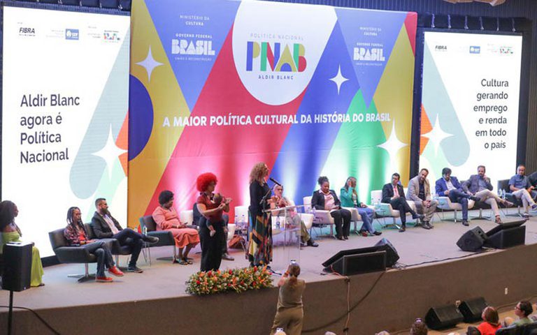 Lula sanciona Política Nacional Aldir Blanc permanente com R$ 15 bilhões para cultura