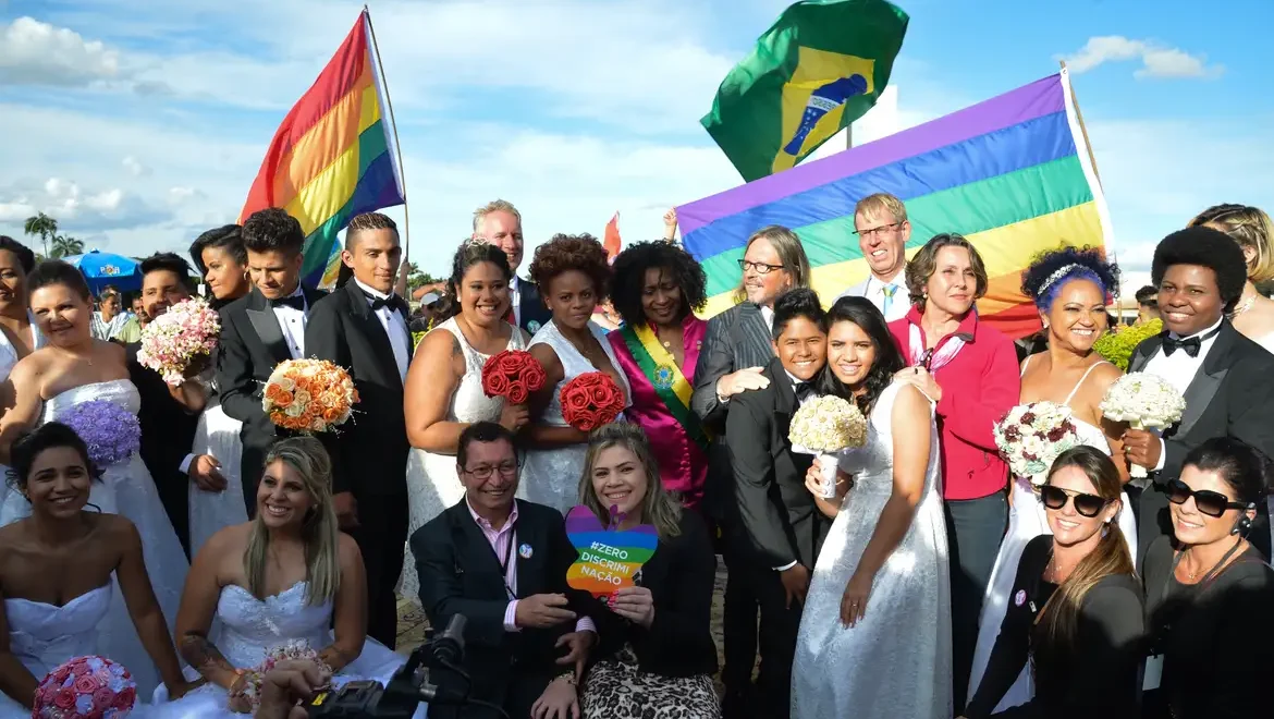 Brasil bate recorde de casamentos entre mulheres em 2023, aponta IBGE