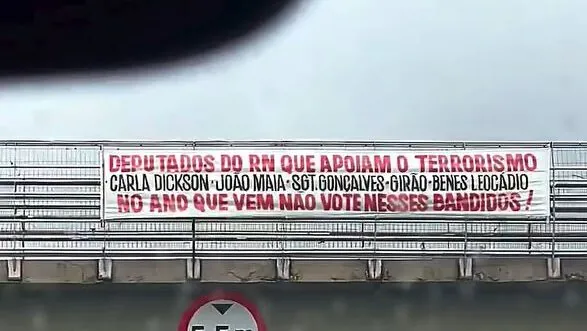 Deputado arranca faixa em Natal que chamava parlamentares do RN de “bandidos”