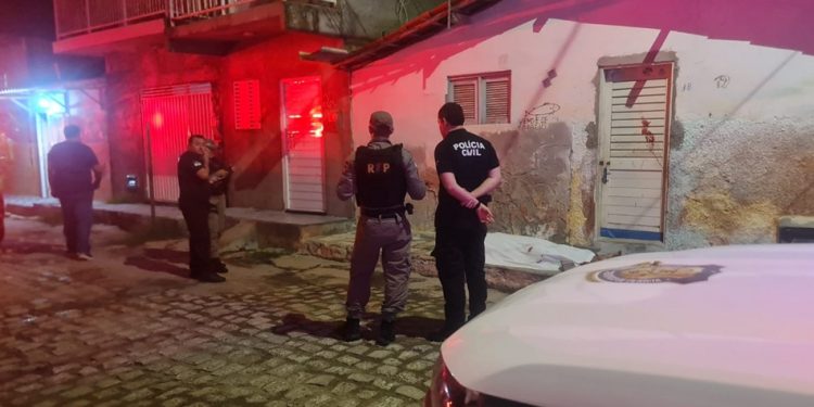 Jovem é morto a tiros em via pública no bairro Mocó, em Areia Branca