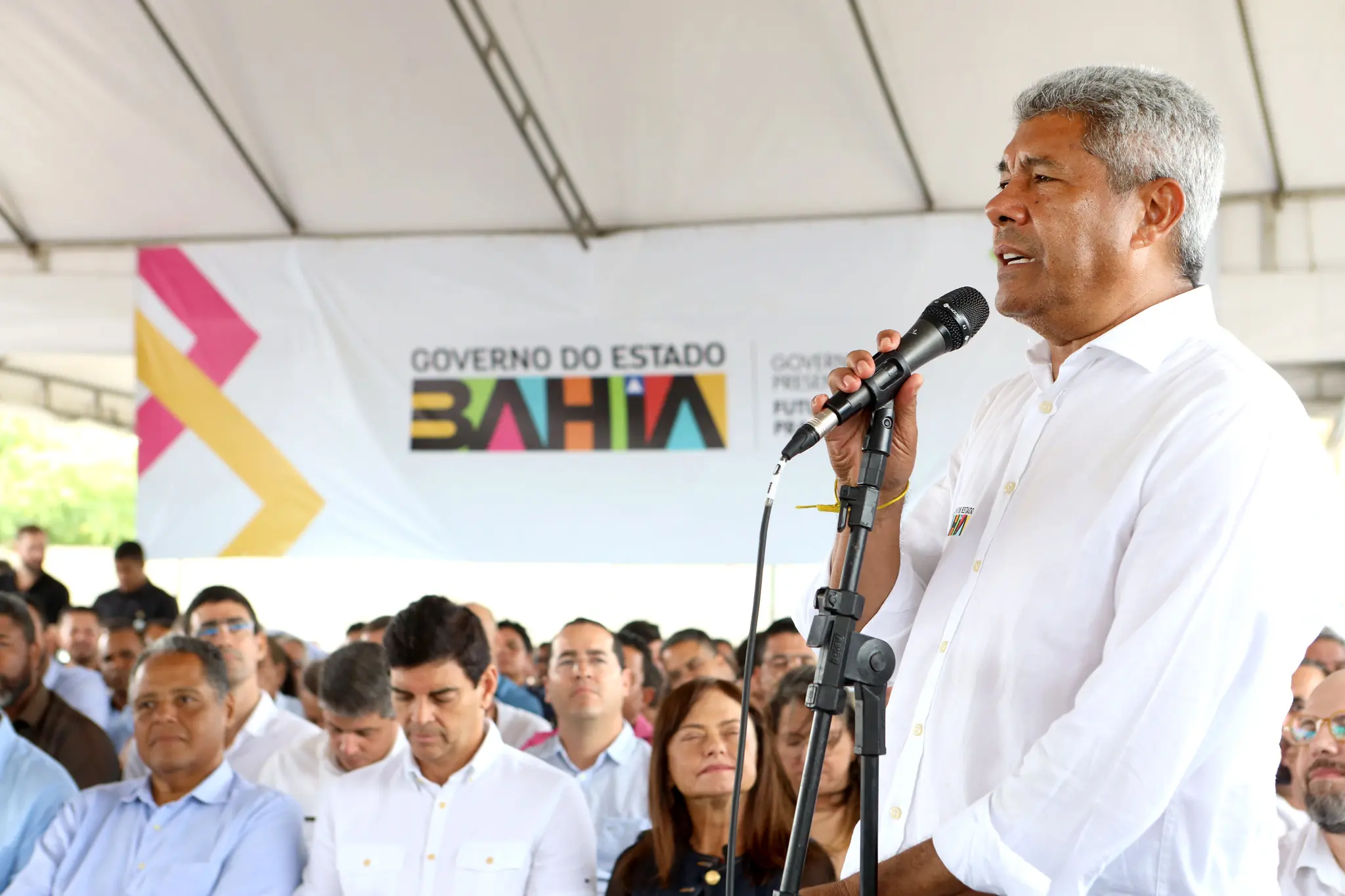 Governador da Bahia causa polêmica ao sugerir que Bolsonaro e eleitores fossem “para a vala”