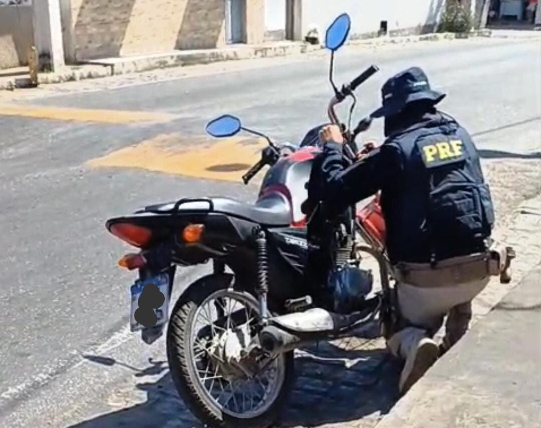 PRF prende dois homens com moto roubada e documentos falsos em Jucurutu/RN