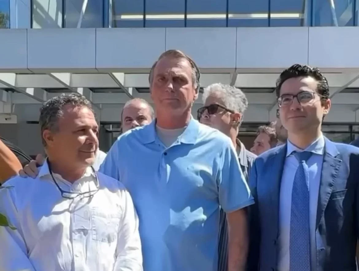 Bolsonaro recebe alta após 23 dias internado por nova cirurgia abdominal