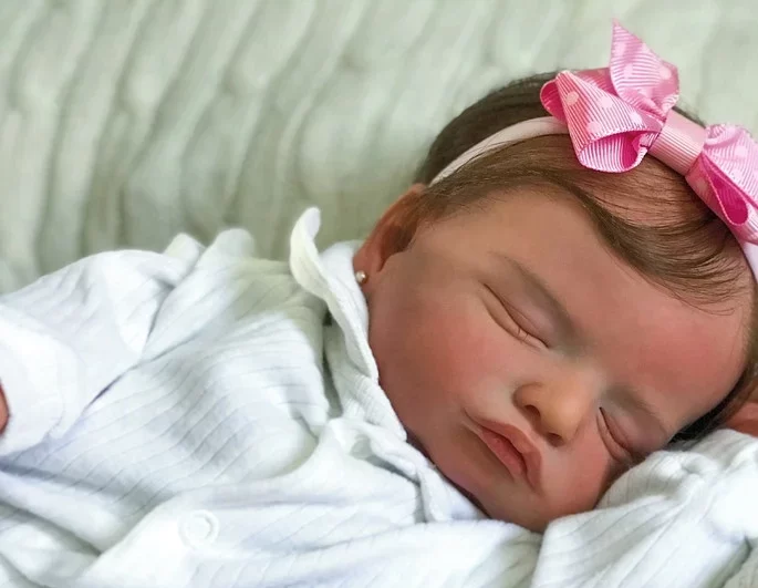 Bonecas hiper-realistas reacendem polêmica sobre bebês reborn no Brasil