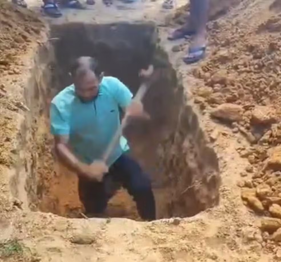 Filho abre cova para enterrar o corpo do próprio pai em cemitério público do RN