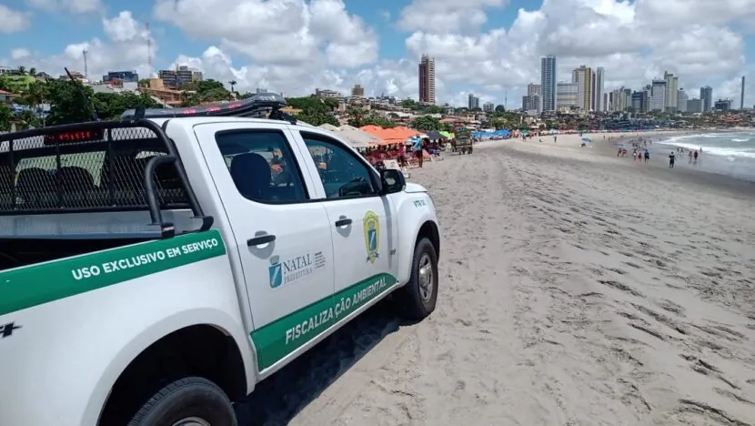 Semurb fiscaliza praias de Natal e autua imóveis por infrações ambientais
