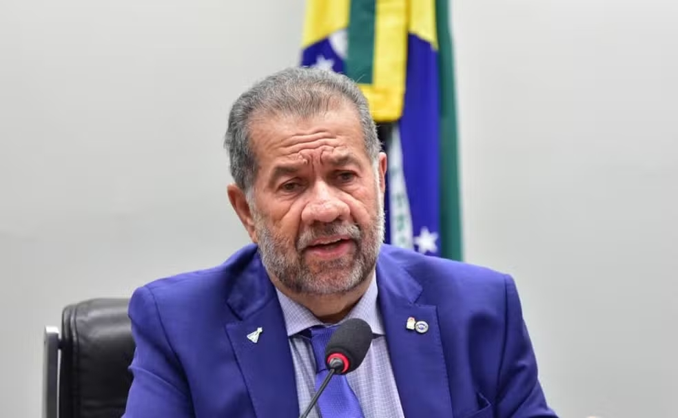Carlos Lupi pede demissão do Ministério da Previdência após escândalo de descontos indevidos no INSS