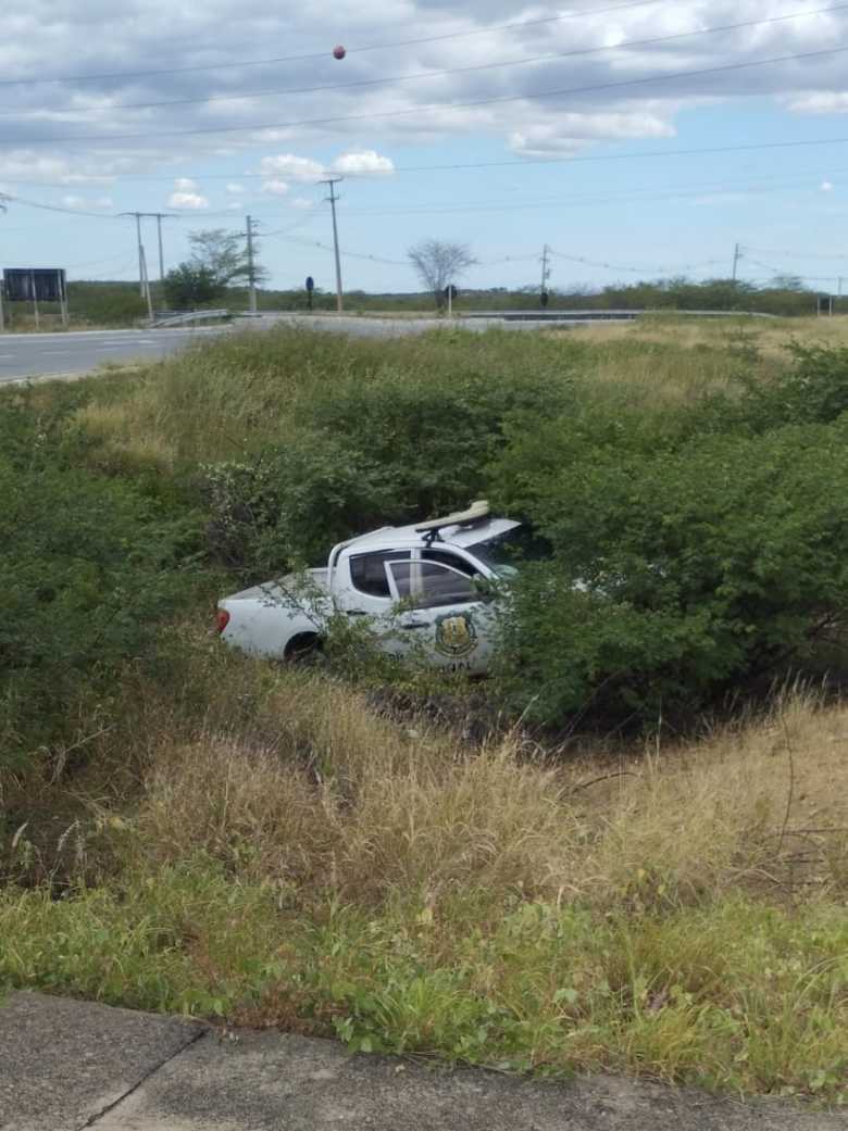 Viatura do Itep de Caicó se envolve em acidente em rotatória da BR-427