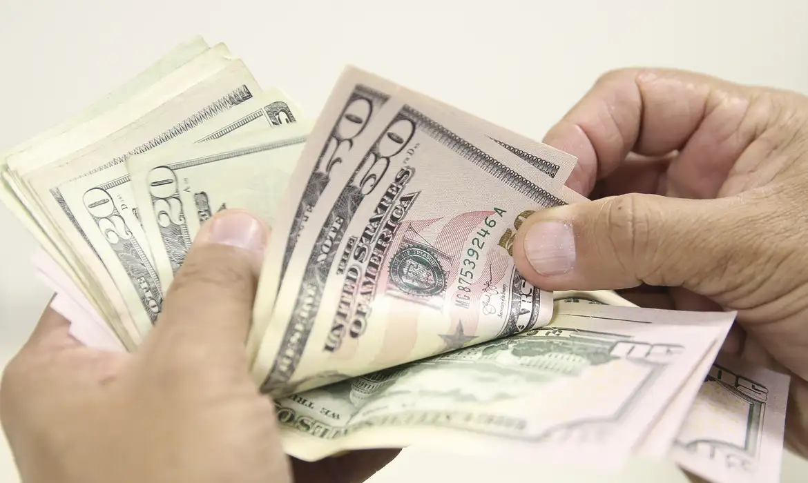 Ibovespa bate novo recorde e fecha acima dos 140 mil pontos; dólar sobe para R$ 5,66