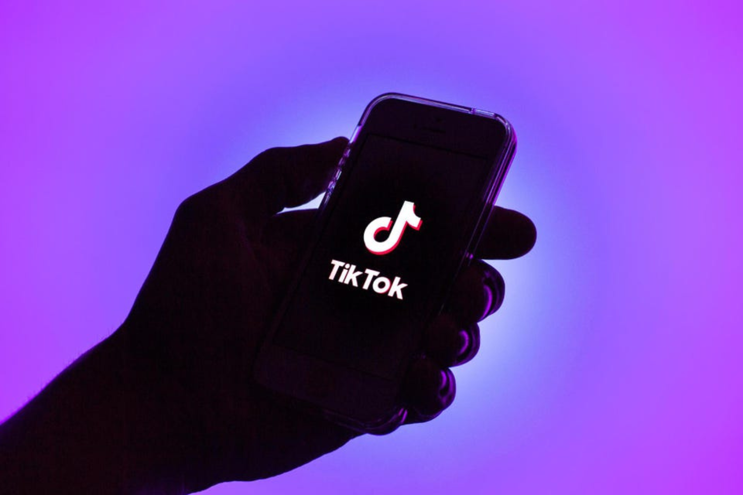 União Europeia multa TikTok em R$ 3,4 bilhões por transferência indevida de dados para a China