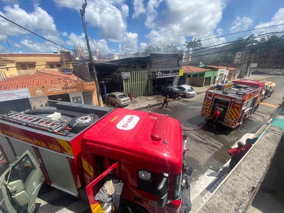 Incêndio de grandes proporções atinge sucata em Parnamirim; mais de 50 mil litros de água foram usados no combate