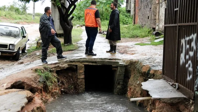 Defesa Civil de Parnamirim vistoria residência após calçada ceder devido às chuvas