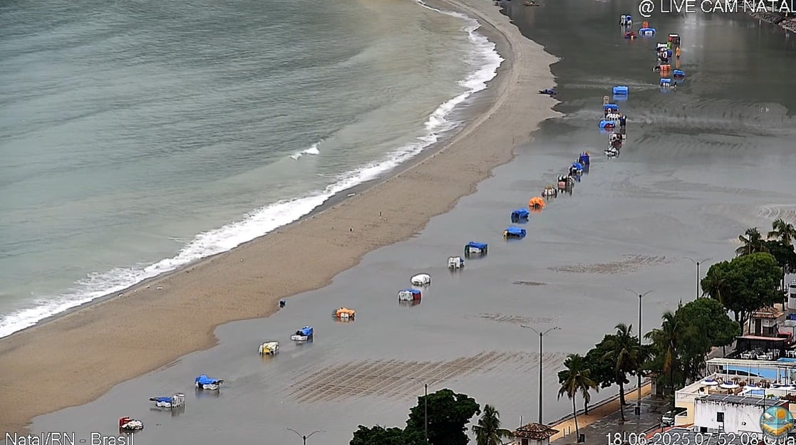 Mesmo após obras concluídas, praia de Ponta Negra volta a alagar durante chuvas em Natal