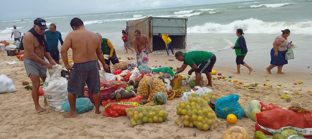 Contêiner com frutas encalha na praia de Barra do Rio após naufrágio no Litoral Potiguar