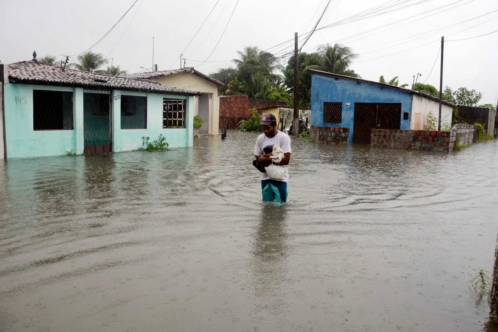 Cerca de 200 pessoas ficam desalojadas na Zona Norte de Natal após fortes chuvas