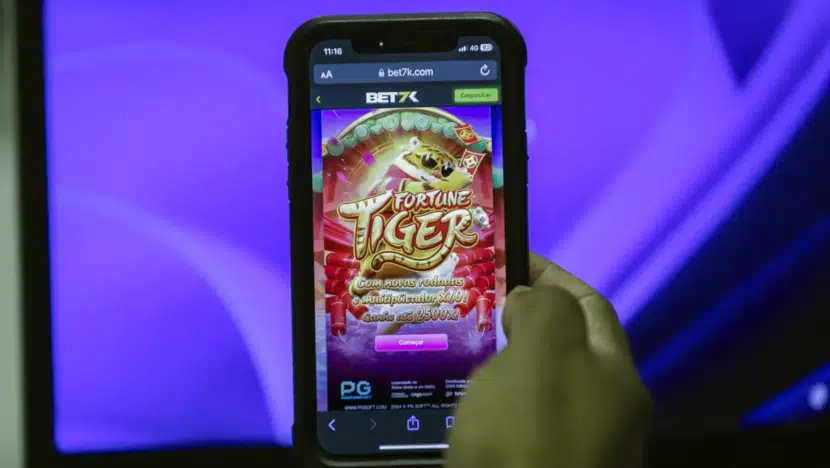 Funcionária é presa após furtar mais de R$ 30 mil da empresa para jogar no “Tigrinho”