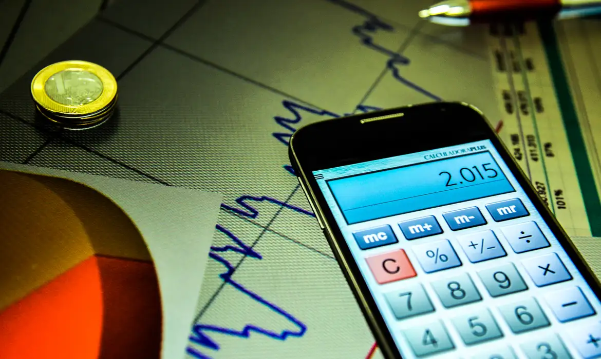 Mercado melhora projeção para inflação e PIB em 2025, aponta Boletim Focus