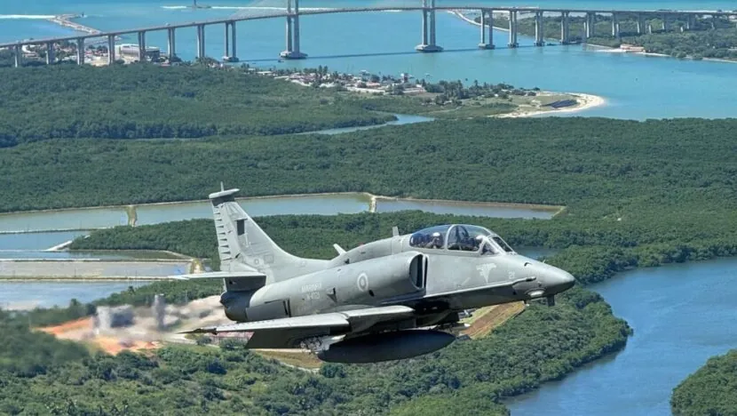 Marinha do Brasil realiza exercícios aéreos no RN com disparos de bombas e metralhadoras