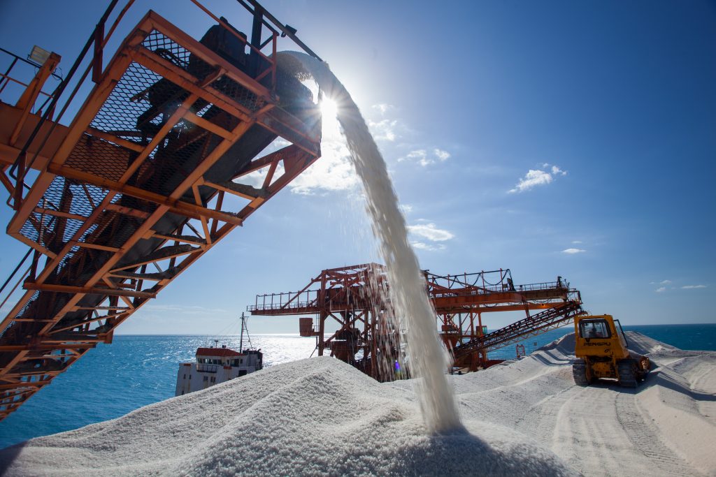 Setores de sal e pesca do RN buscam Europa como alternativa após tarifaço dos EUA