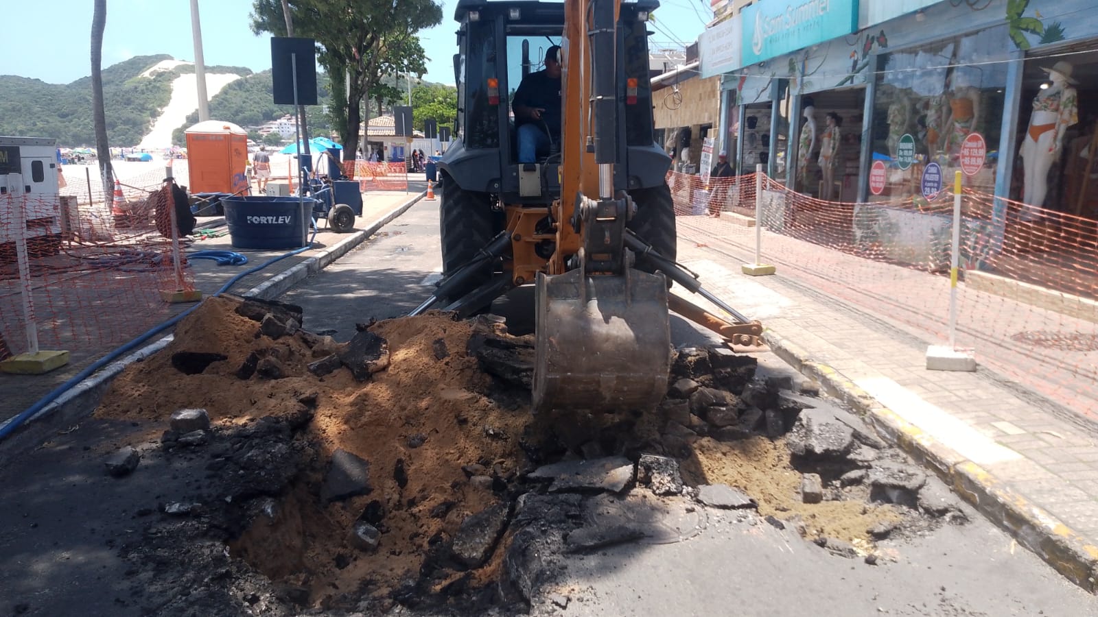 Avenida Erivan França, em Ponta Negra, é interditada para reparo em rede de esgoto