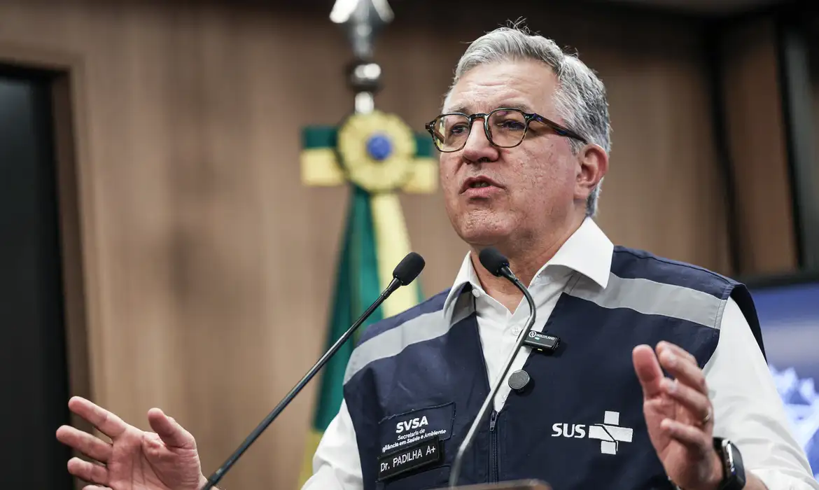 Casos suspeitos de intoxicação por metanol devem aumentar, alerta ministro da Saúde