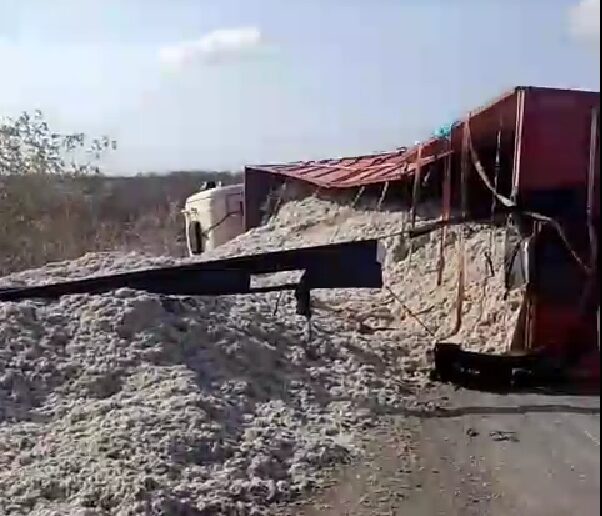 Carreta tomba na BR-427, próximo à entrada da cachaça Samanaú, na manhã desta terça-feira (14)