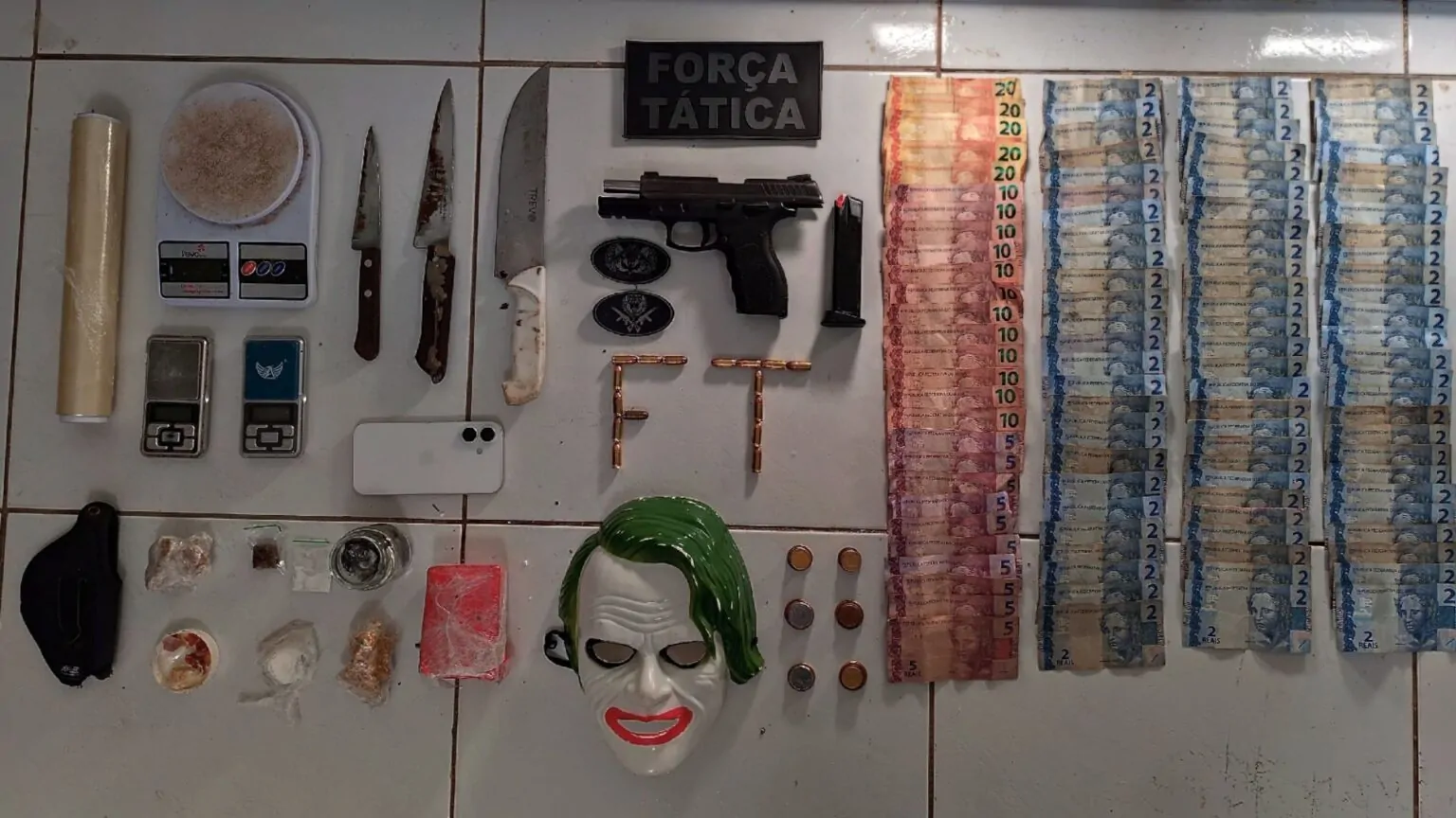 Polícia Militar apreende drogas, armas e dinheiro durante operação em Grossos