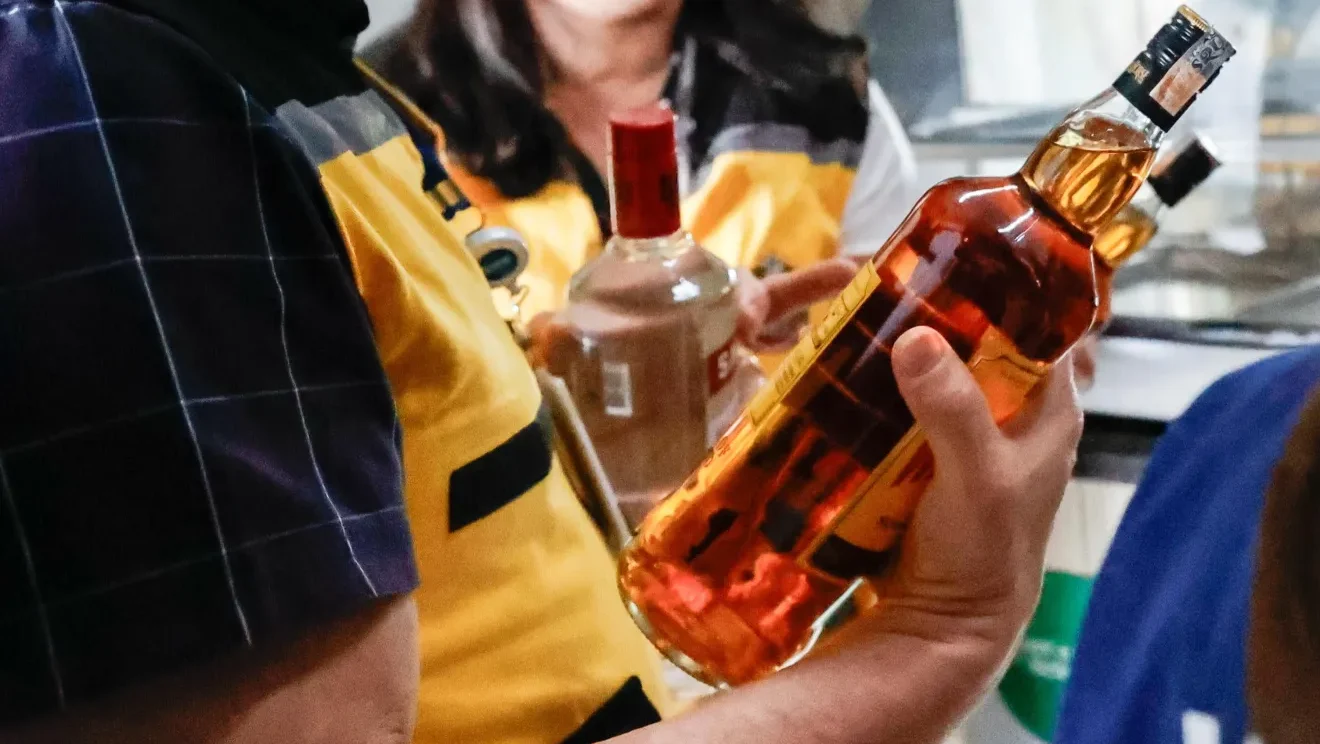 Polícia prende fornecedor de materiais usados em falsificação de bebidas em São Paulo