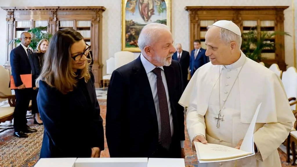 Lula se reúne com o papa Leão XIV no Vaticano e o convida para a COP30 em Belém