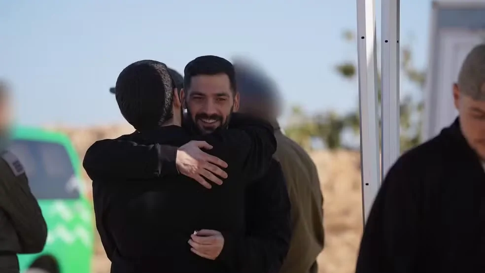 Israel liberta 2 mil prisioneiros palestinos em troca de reféns do Hamas