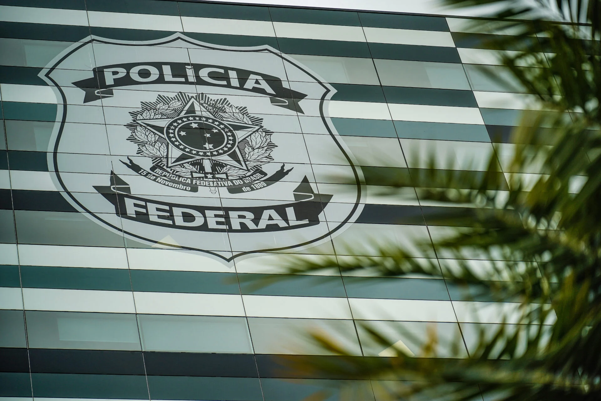 Polícia Federal deflagra operação contra organização criminosa especializada em fraudes a concursos públicos