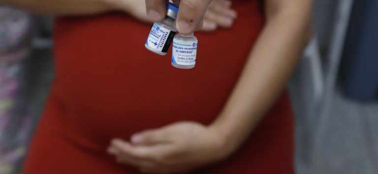 Ministério da Saúde alerta gestantes para vacinação contra VSR a partir da 28ª semana