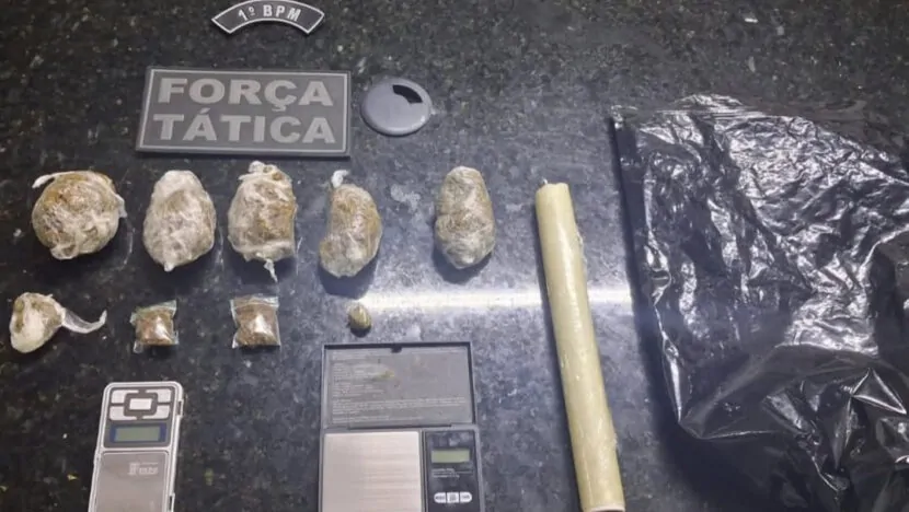 PM apreende drogas e materiais do tráfico em Mãe Luíza; mulher é detida por desacato