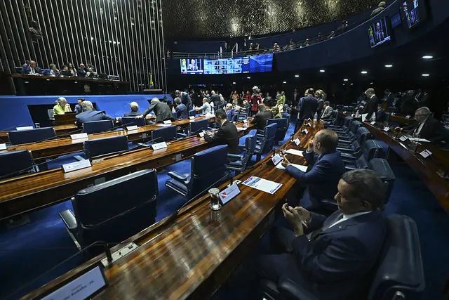 Senado aprova projeto que reduz penas dos condenados pelo 8 de janeiro e pode beneficiar Bolsonaro