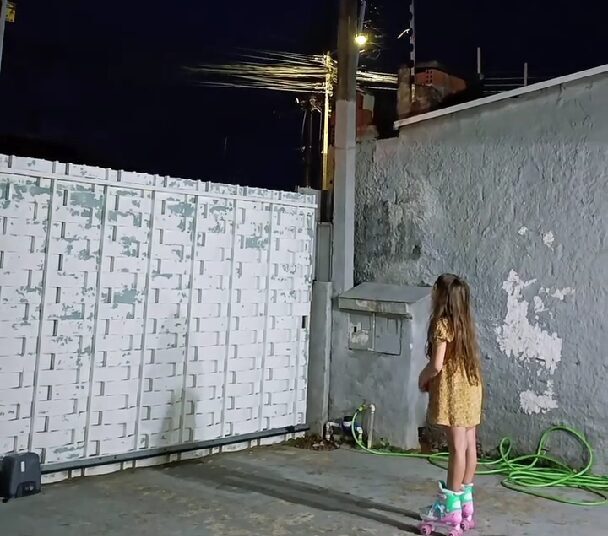 Vídeo de menina desejando “feliz Natal” a Deus emociona e viraliza após relâmpago iluminar o céu